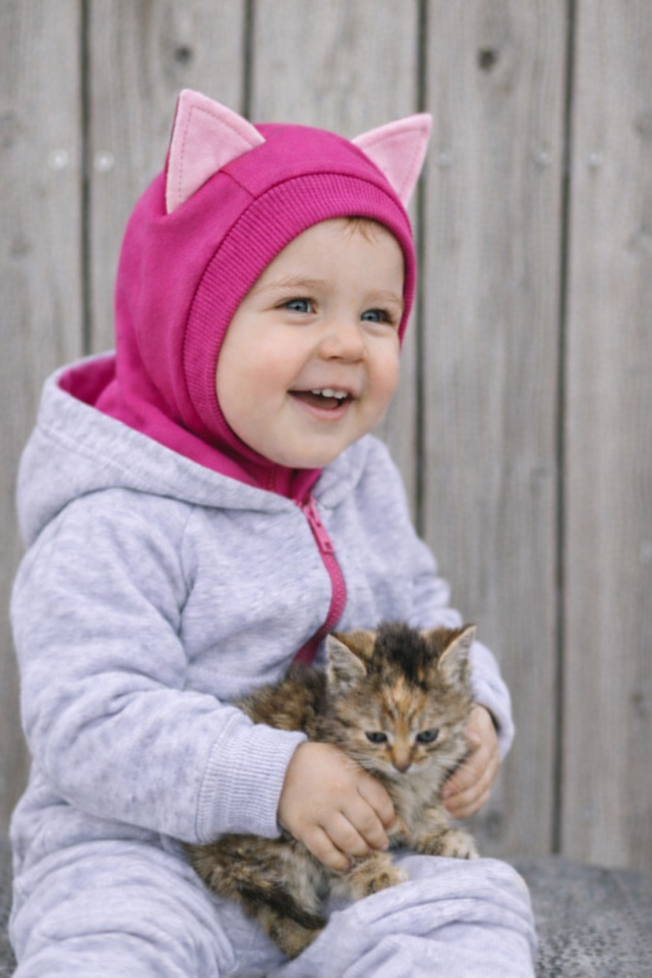 Pavasarinis ryškiai rožinis kačiuko šalmukas