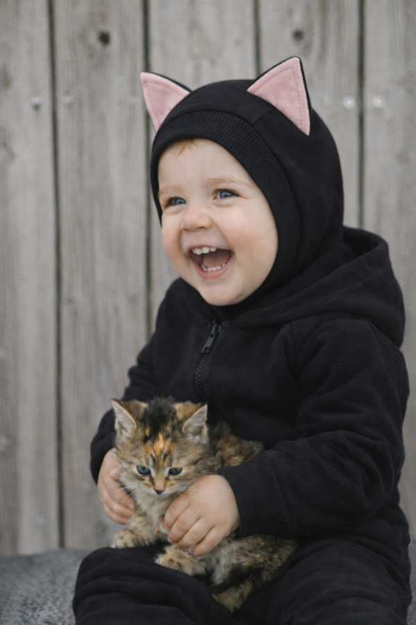 Pavasarinis JUODAS kačiuko šalmukas